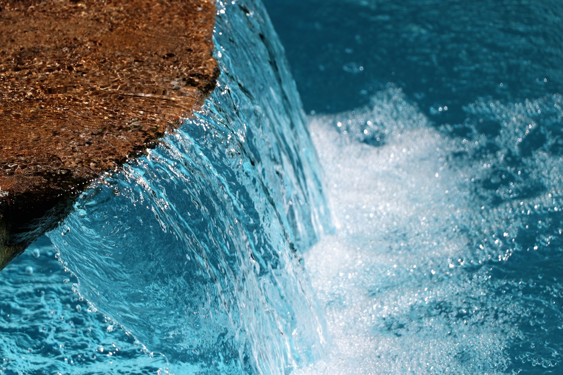 Вода дискавери. Голубой водопад. Водопад с голубой водой. Океанский водопад. Вода источник жизни фото.